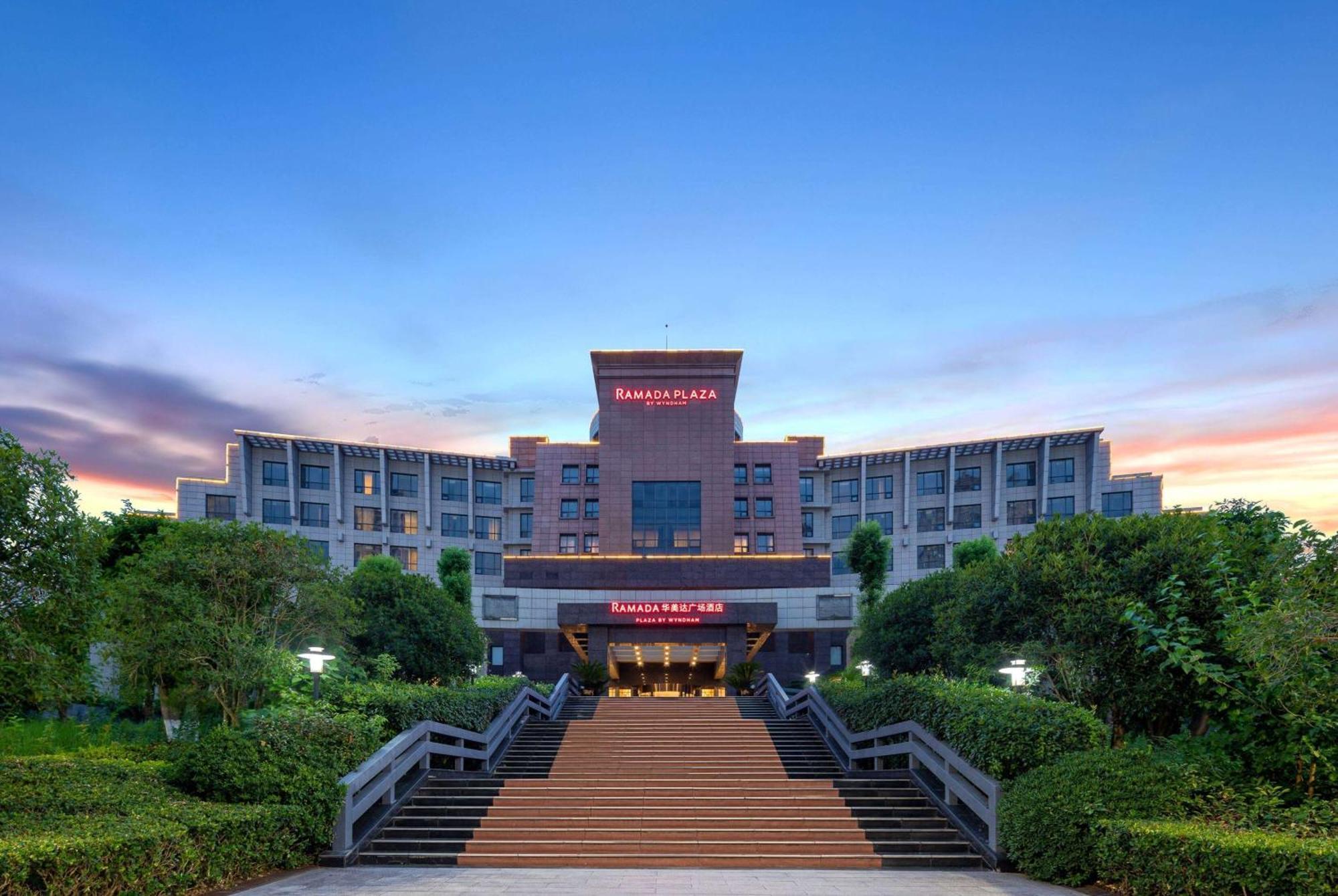 Ramada Plaza By Wyndham Chongqing West Hotel Exterior foto